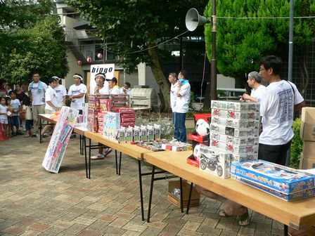 たくさんのビンゴの景品が用意されてます。