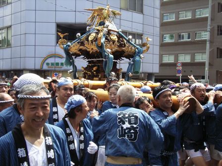 ���b�V���C�̂������ɍ��킹�A����j�����E�ɗh��܂�