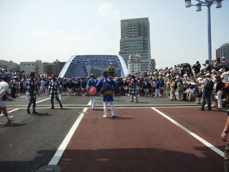 永代橋東詰、中央区から江東区へ