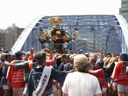 ここから富岡八幡宮までの永代通りがクライマックス