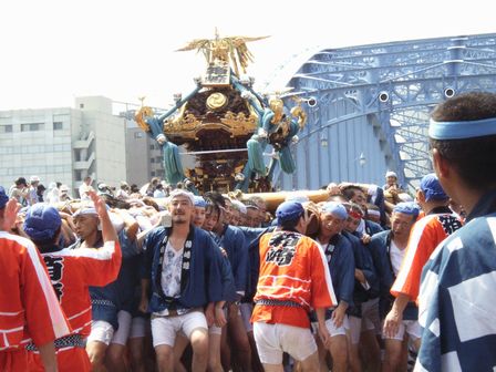 担ぎ手はリズムに乗って