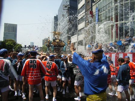 総代の指示で神輿を止めます。そして…