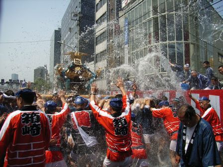 水を貯めたトラックの荷台から、バケツで激しく水をかけまくります