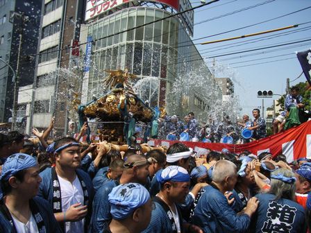 水をかけた方も、かけられてた方も、大盛り上がり!