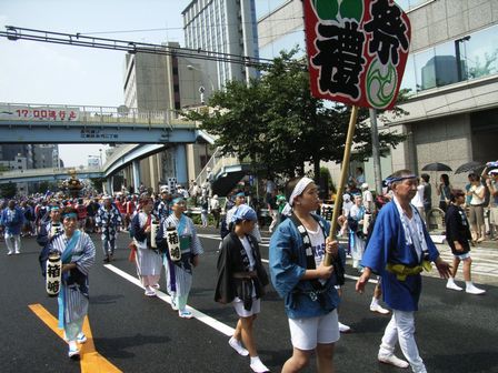 神輿を先導する大うちわ