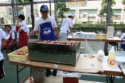 軽食コーナーもあります。焼きたてのフランクフルトはいかが?